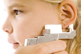 Öronhåltagning med Studex System75: Lining up the point of the piercing earring