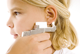 Öronhåltagning med Studex System75: Gently piercing the ear; the clasp is positioned at the same time